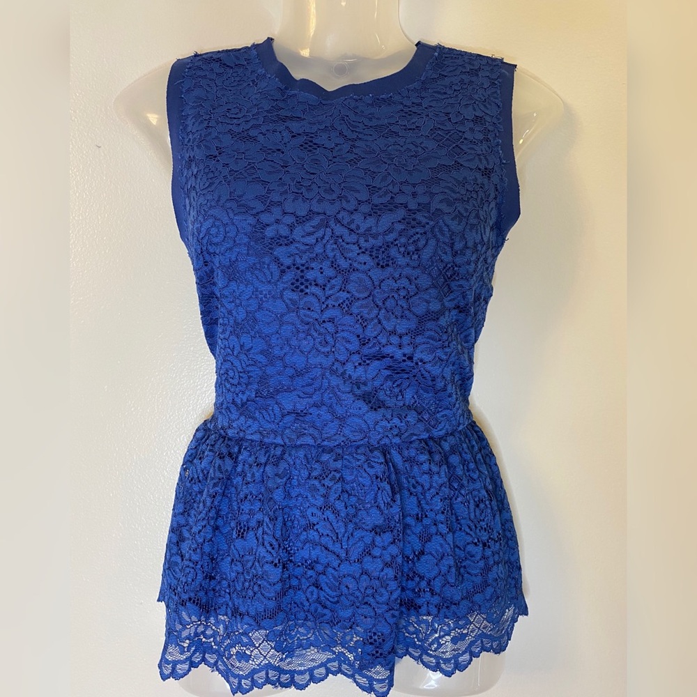 FOREVER 21 Sleeveless Lace Peplum Top.